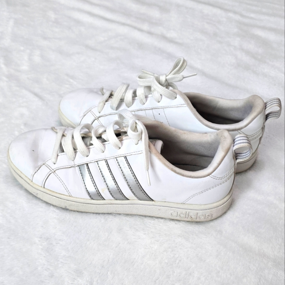 Women's White Adidas Sneakers Classic Shoes White & Silver Stripe Logo Size 7
